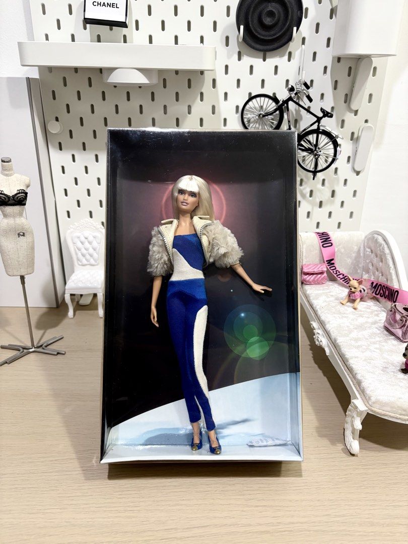 BARBIE VERSUS FOR SALE / SWAP (Category: Kids Toys) located in Rodriguez. Submitted by michaelstyles (Listing ID 1454736209, Image 3). Description: For sale or SWAP 🚨 Barbie Versace-VERSUS (message your offer) ** This Barbie doll has never been removed from the box * There is a sign of usage .