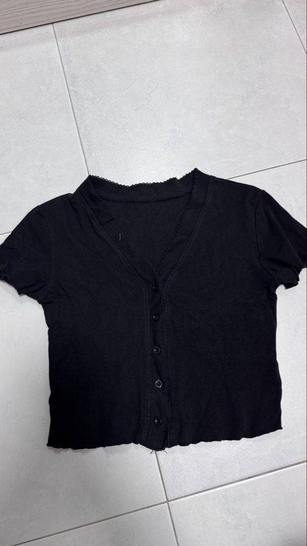 Basic Crop tops (Category: Shirts) located in Singapore. Submitted by en_rui (Listing ID 1454737360, Image 3). Description: Can fit M-L 1 for $5 3 for $12.