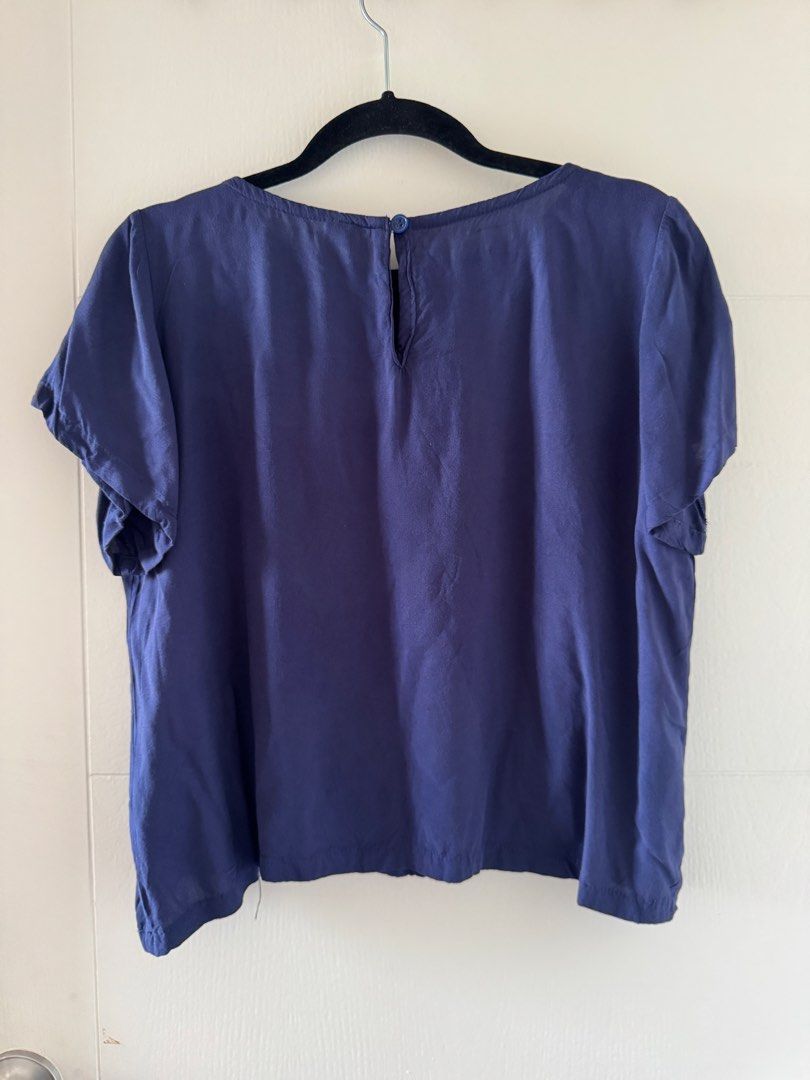 BAYO Navy Blue Short Sleeve Top (Category: Blouses) located in Quezon City. Submitted by mikarchives (Listing ID 1454652605, Image 2). Description: - BAYO navy blue top - Short sleeves with round neckline and keyhole closure at the back - Fits XS to Medium.