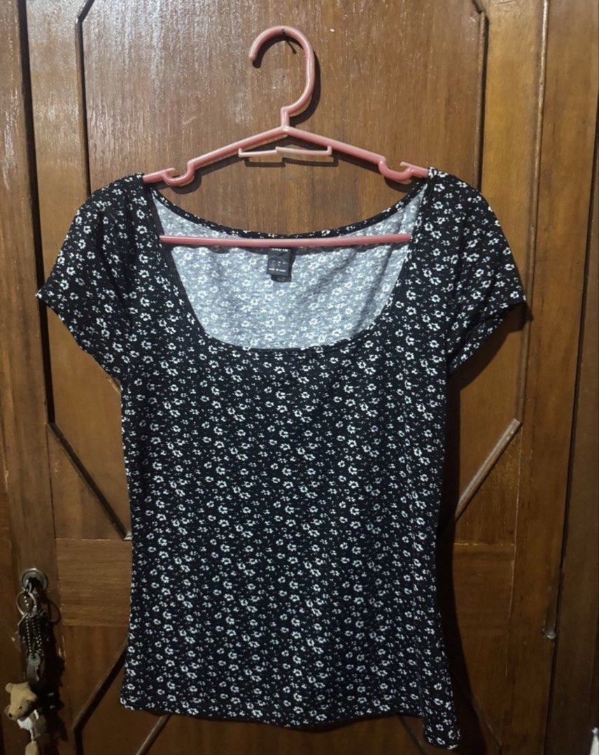 Black Floral Square Neck Puff Sleeve Top (Category: Blouses) located in Obando. Submitted by pepperooshop (Listing ID 1454585770, Image 1). Description: - Cute black top with a white floral print - Features a flattering square neckline - Short, stylish puff sleeves - Stretchy material for a comfortable, close fit - Effortlessly pairs with jeans or skirts - Perfect for dressing up or down -small to medium.