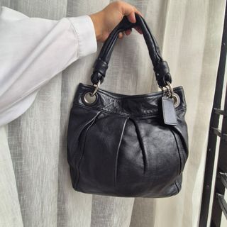 (Category: ) located in . Submitted by prelovedluxury21 (Listing ID 1454610261, Image 1). Description: .