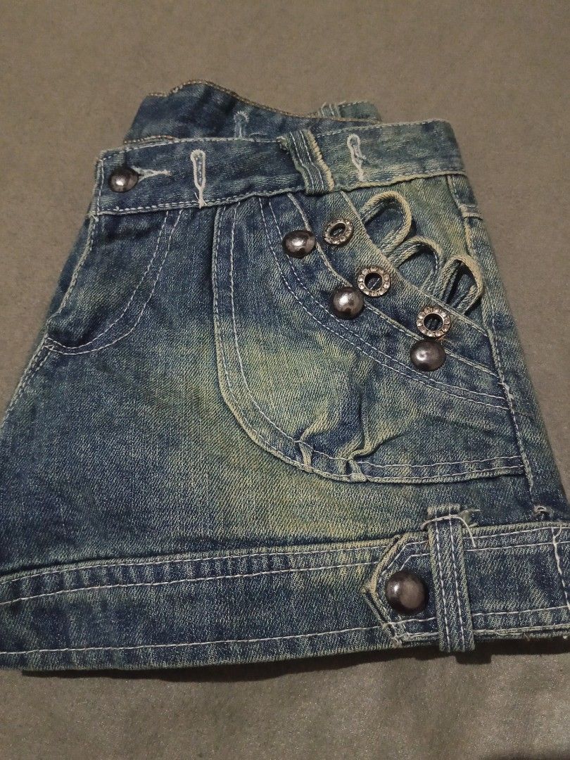 Blue Denim Shorts with Embellishments (Category: Shorts) located in Adams. Submitted by red__lee (Listing ID 1454675396, Image 3). Description: Free if you buy any pants on my page :>.