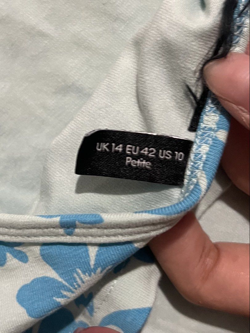 Blue Floral Halter Crop Top (Category: Sleeveless) located in Makati City. Submitted by nat____ (Listing ID 1454595355, Image 3). Description: - Ideal for summer or beach vacations - rfs: too big - NEVER WORN.
