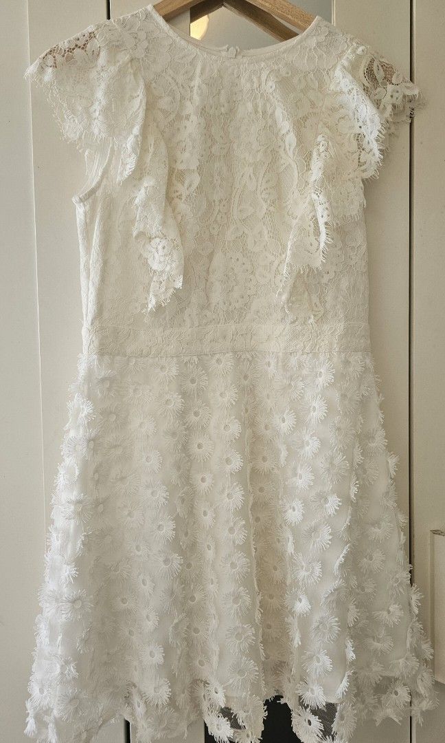 Bread n butter dress 連身裙 （分類：連身裙）位於 Hong Kong。 由 88cylee 提交（商品編號 1454560359，圖片 1）。簡介： Bread n Butter白色蕾絲短連身裙，剪裁立體，裙身覆蓋細緻蕾絲花紋，質感輕盈，夏季穿著透氣不侷促。無袖設計，裙擺及肩位見精美蕾絲邊緣層次感，有內襯更顯細緻。氣質清新，簡約易襯，平日出門或聚會都啱着。 腰圍30吋 胸圍36吋 裙長35吋。