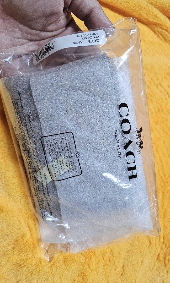 C0ACH ZIP Wristlet Chambray (Original) (Category: Luxury Bags & Wallets) located in Pateros City. Submitted by chichachanceonestopshoppe (Listing ID 1454660684, Image 3). Description: C0ACH ZIP Wristlet Chambray (Original) *Color may vary due to lighting Php 2500 only (below srp).