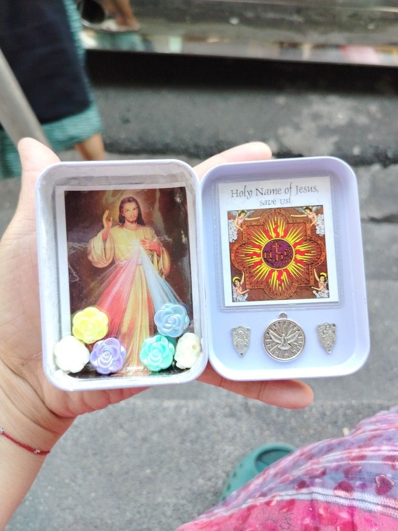 Catholic Pocket shrine altar Devine mercy 3 (Category: Religious Items) located in Manila. Submitted by billionare (Listing ID 1454722703, Image 2). Description: Catholic Pocket shrine Devine mercy 3 is a symbol of your faith, devotion and comfort protection of all evil or accident easy to carry anytime and anywhere perfect gift.
