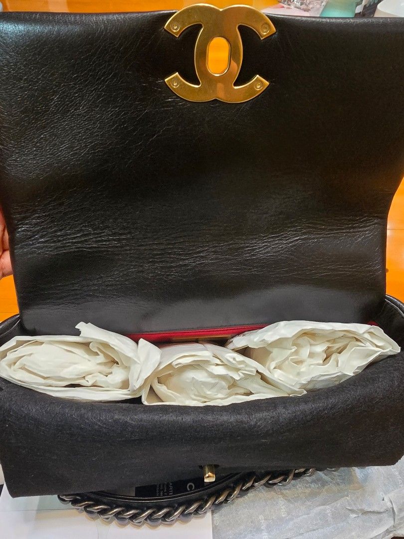 Chanel 19 Small Size 黑色山羊皮 （分類：手袋及銀包）位於 Hong Kong。 由 carol_tam 提交（商品編號 1454723634，圖片 2）。簡介： Chanel 19 手袋，黑色山羊皮。四角無磨損，袋內無污積。 全套齊，有咭、貼、塵袋、盒+香港正單。 購自2020尖沙咀專門店。 金屬鏈帶好有型，可以斜孭或者側孭。 袋身軟熟，容量夠大。 請勿議價，議價不回。