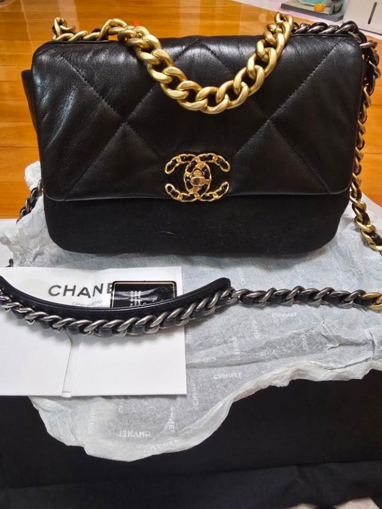 Chanel 19 Small Size 黑色山羊皮 （分類：手袋及銀包）位於 Hong Kong。 由 carol_tam 提交（商品編號 1454723634，圖片 1）。簡介： Chanel 19 手袋，黑色山羊皮。四角無磨損，袋內無污積。 全套齊，有咭、貼、塵袋、盒+香港正單。 購自2020尖沙咀專門店。 金屬鏈帶好有型，可以斜孭或者側孭。 袋身軟熟，容量夠大。 請勿議價，議價不回。