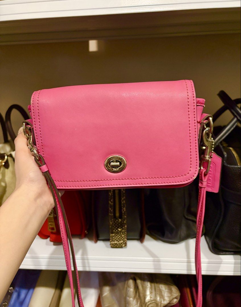 Coach Black Leather Swagger Carryall 27 (Category: Luxury Bags & Wallets) located in Manila. Submitted by katrinaalv30472 (Listing ID 1454560987, Image 2). Description: Classic Coach black leather handbag. Features the signature turn-lock closure. Gold hardware details. Top handles and a detachable shoulder strap. Plenty of space inside for your essentials. A versatile bag for work or weekend..