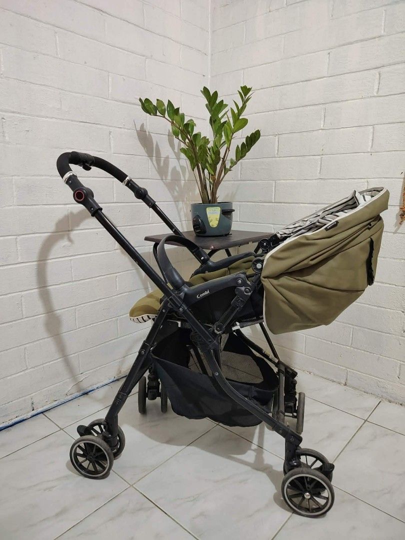 COMBI HANDY (Category: Carriers & Slings) located in Santo Tomas. Submitted by emypolentinosvaldez0062 (Listing ID 1454631964, Image 3). Description: Washed and ready to use Reversible Handle Full canopy, no discolouration.