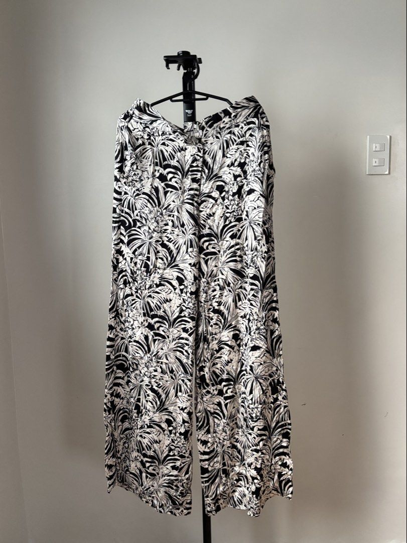 Decjuba Wide Leg Hawaii Trousers (Category: Other Bottoms) located in Quezon City. Submitted by shop_abo (Listing ID 1454576201, Image 2). Description: size: s.