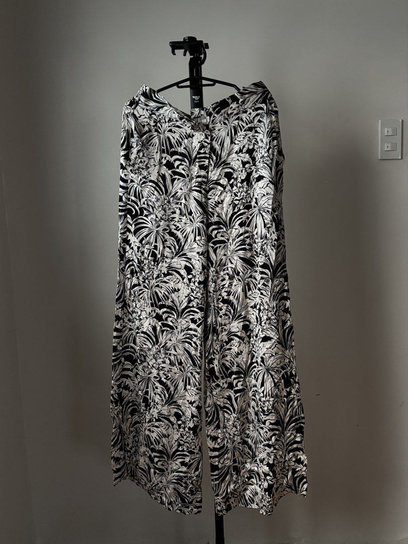 Decjuba Wide Leg Hawaii Trousers (Category: Other Bottoms) located in Quezon City. Submitted by shop_abo (Listing ID 1454576201, Image 1). Description: size: s.
