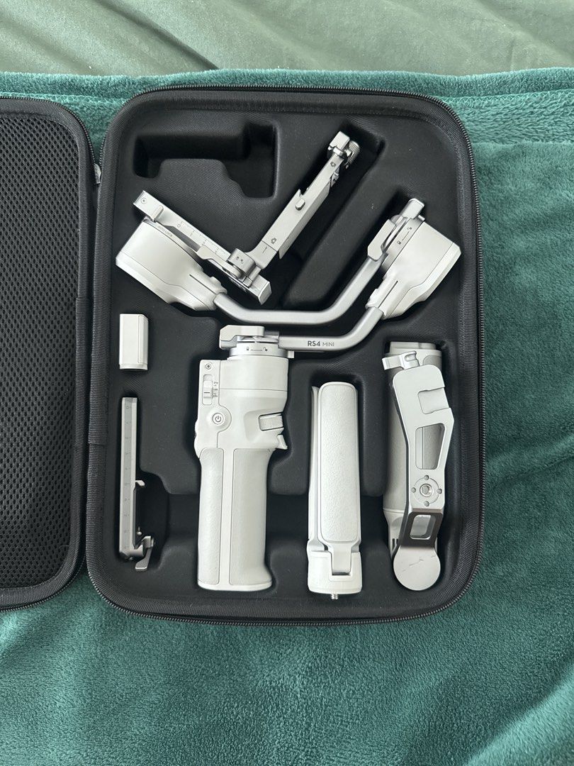 DJI RS 4 Mini Combo with Box (Category: Gimbals & Stabilizers ) located in Manila. Submitted by lodburger (Listing ID 1454603108, Image 1). Description: - DJI RS 4 Mini Combo - Includes gimbal, handle, and accessories shown in case - Original box included - Achieve smooth, professional video shots.