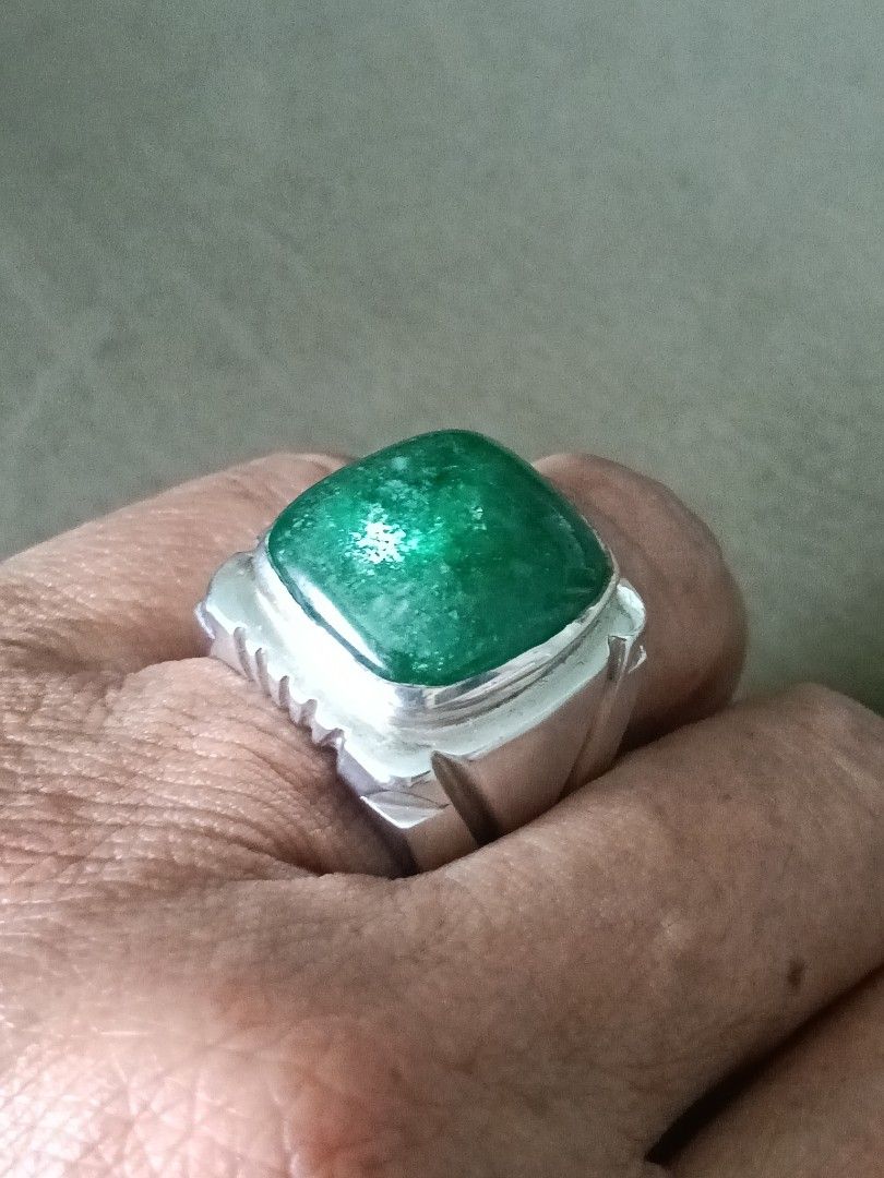Emerald ring (Category: Rings) located in Singapore. Submitted by gemstones63 (Listing ID 1454735325, Image 1). Description: Pakistan swat valley emerald set in silver ring..
