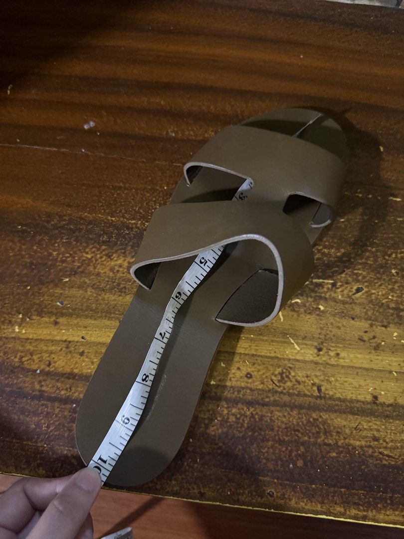 Everlane Leather Slides Made in Italy (Category: Flats & Sandals) located in Quezon City. Submitted by thebubbly (Listing ID 1448941823, Image 3). Description: - Everlane Olive Green Leather Slides - Made in Italy - Open toe design - Two wide straps across the foot - Flat sole - Shows some wear on soles - Comfortable and easy to slip on _no 10 but 26cm size 8.