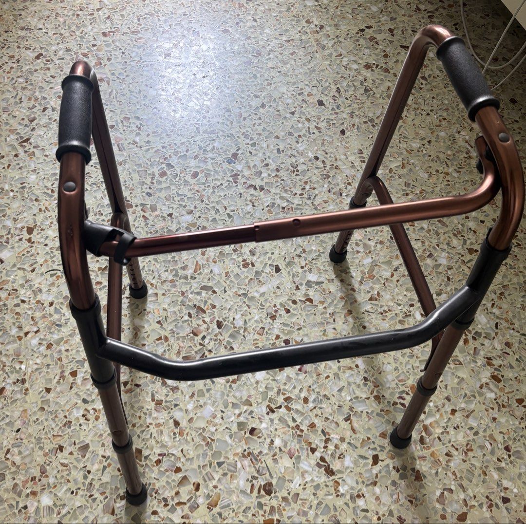 Foldable Walking Frame (Category: Rehabilitative Devices) located in Singapore. Submitted by klelong79 (Listing ID 1454611821, Image 1). Description: .