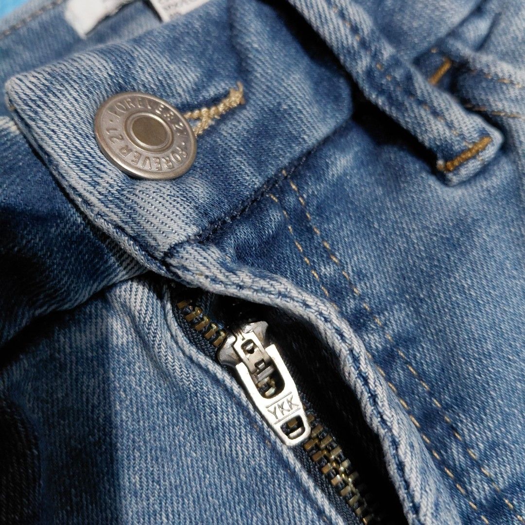 FOREVER 21 JEANS Straigt Cut (Category: Jeans) located in Manila. Submitted by pandinity (Listing ID 1454596921, Image 3). Description: W - 24-30in L - 39in super stretchy US Brand ganda ng tela.