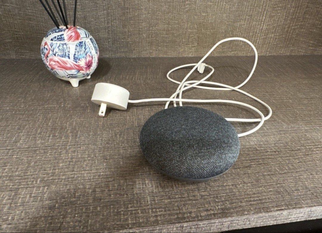 Google Mini (Category: Entertainment Systems & Smart Home Devices) located in Singapore. Submitted by junkie33 (Listing ID 1454654808, Image 1). Description: .
