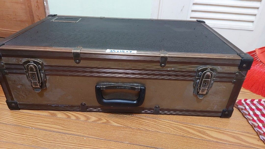 Hardcase size 25x15x7 inch (Category: Storage Boxes & Baskets) located in Baliuag. Submitted by papa.gardz (Listing ID 1454599740, Image 3). Description: - Sturdy hard-shell case with a sleek black textured top and elegant removable dividers to perfectly fit your items. - Foam-padded lid for added protection. - Exterior label clearly shows dimensions: 25x15x7. .