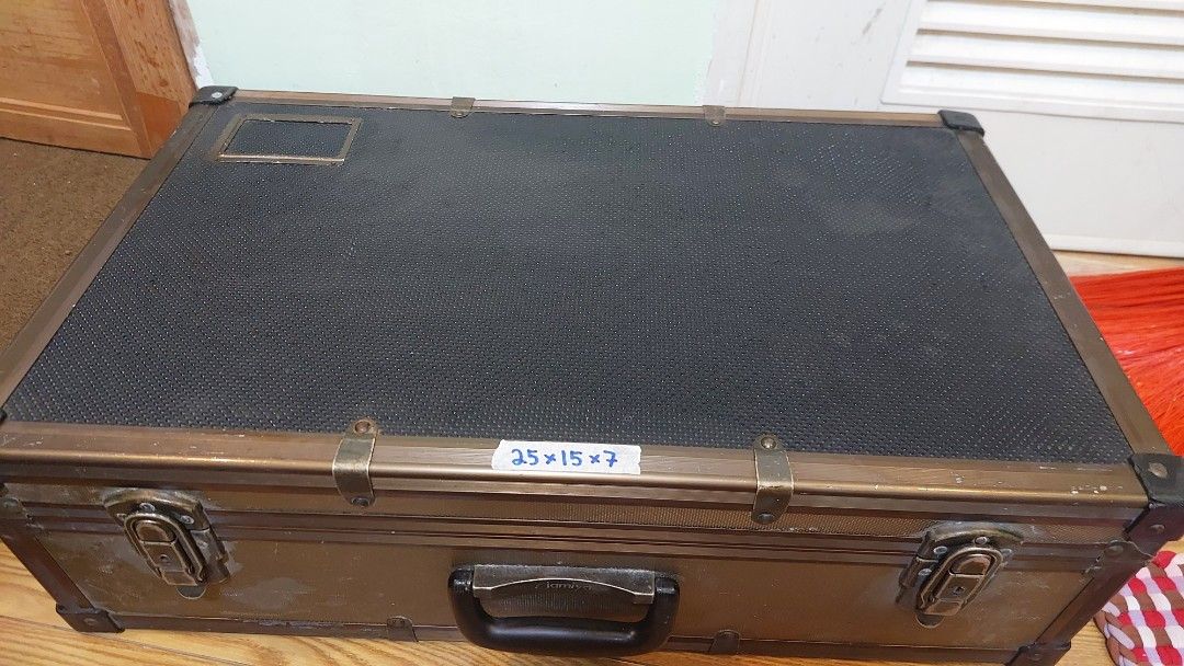 Hardcase size 25x15x7 inch (Category: Storage Boxes & Baskets) located in Baliuag. Submitted by papa.gardz (Listing ID 1454599740, Image 1). Description: - Sturdy hard-shell case with a sleek black textured top and elegant removable dividers to perfectly fit your items. - Foam-padded lid for added protection. - Exterior label clearly shows dimensions: 25x15x7. .