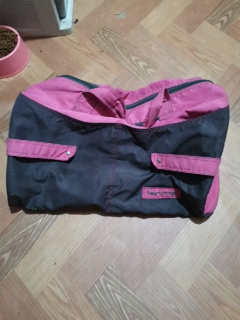 Heartstrings Pink and Black Duffel Bag (Category: Shoulder Bags) located in Rodriguez. Submitted by johnpatrickzxc (Listing ID 1454714875, Image 1). Description: - Chic pink and black duffel bag - Two convenient side pockets with snap closures - Main compartment securely zips open - Durable, sturdy handles for comfortable carrying - Ideal for gym sessions or weekend getaways - Ample space for all your essentials - Large storage for every kind of 