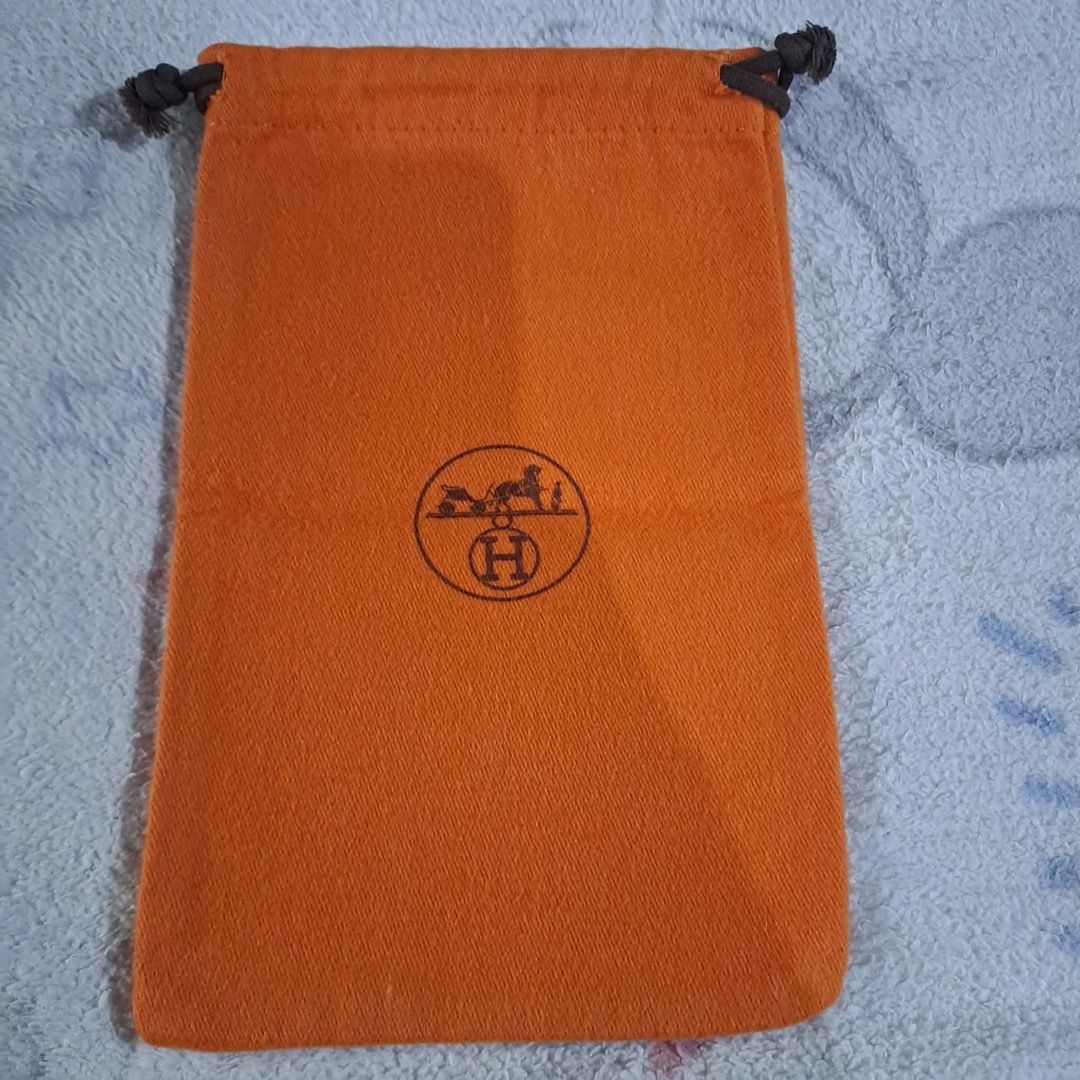 Hermes Orange Pouch Dust Bag (Category: Luxury Bags & Wallets) located in Pila. Submitted by ester_aurea (Listing ID 1454615532, Image 1). Description: Wellkept Gcash payment + SF No cod Yours at 450.00 Hermes dust bag - Classic orange fabric - Iconic Hermes logo printed on front - Secure drawstring closure - Ideal for storing small accessories or jewelry - Approximate dimensions shown pic above.