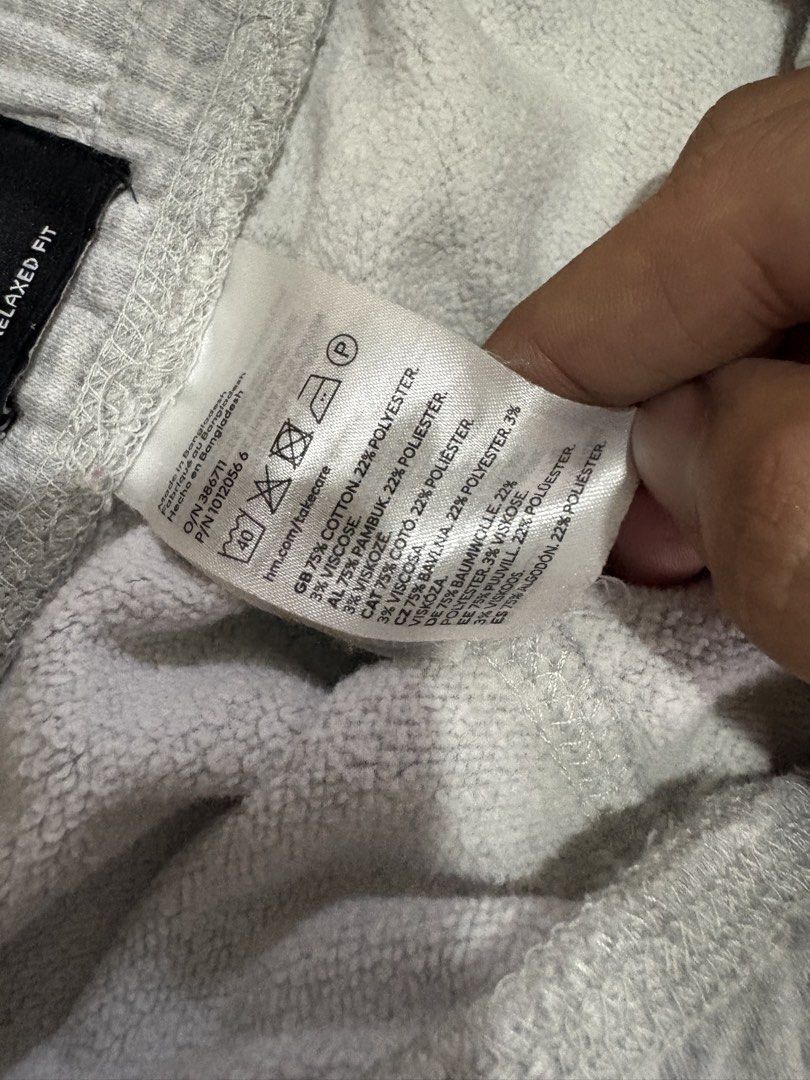 H&M Grey Relaxed Fit Sweatpants (Category: Joggers) located in Pasig City. Submitted by thriftzzsweep (Listing ID 1454608823, Image 2). Description: H&M Loose Fit Sweater Pants (GRAY) Issue: Need Wash Condition: 10 Color Rate: 10 Size on Tag: XL WAIST: 38” Length: 37 Leg Opening: 7.