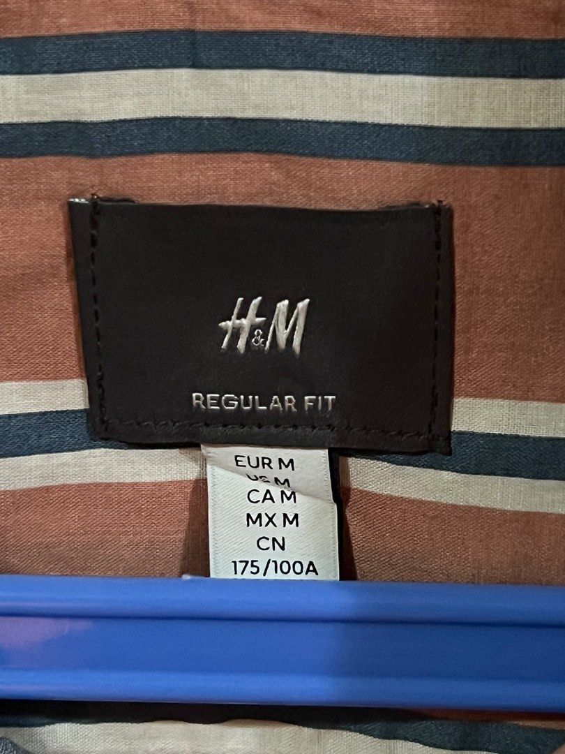 H&M Regular Fit Short-Sleeved Shirt (M) (Category: Tshirts & Polo Shirts ) located in Quezon City. Submitted by enzocordero7 (Listing ID 1454736138, Image 3). Description: includes: - a size M, regular-fit H&M short-sleeved shirt in pink with blue and white stripes dimensions: - length = ~28 inches - shoulder width = ~16.5 inches - chest width (pit to pit) = ~21 inches mode of payment: - bank transfer, cash, or GCash - shipping fees (if any) will