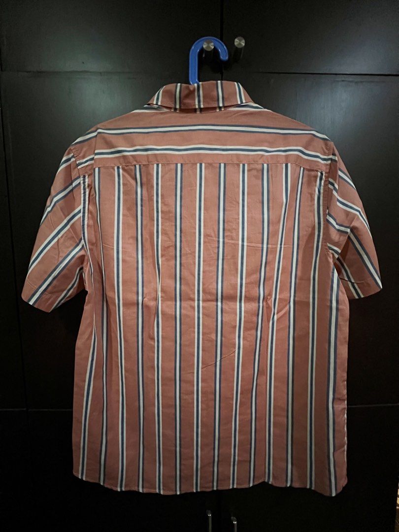 H&M Regular Fit Short-Sleeved Shirt (M) (Category: Tshirts & Polo Shirts ) located in Quezon City. Submitted by enzocordero7 (Listing ID 1454736138, Image 2). Description: includes: - a size M, regular-fit H&M short-sleeved shirt in pink with blue and white stripes dimensions: - length = ~28 inches - shoulder width = ~16.5 inches - chest width (pit to pit) = ~21 inches mode of payment: - bank transfer, cash, or GCash - shipping fees (if any) will