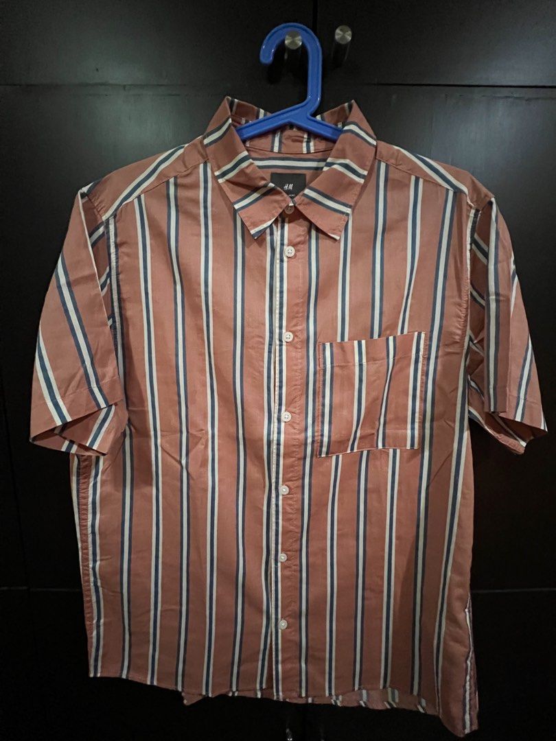 H&M Regular Fit Short-Sleeved Shirt (M) (Category: Tshirts & Polo Shirts ) located in Quezon City. Submitted by enzocordero7 (Listing ID 1454736138, Image 1). Description: includes: - a size M, regular-fit H&M short-sleeved shirt in pink with blue and white stripes dimensions: - length = ~28 inches - shoulder width = ~16.5 inches - chest width (pit to pit) = ~21 inches mode of payment: - bank transfer, cash, or GCash - shipping fees (if any) will