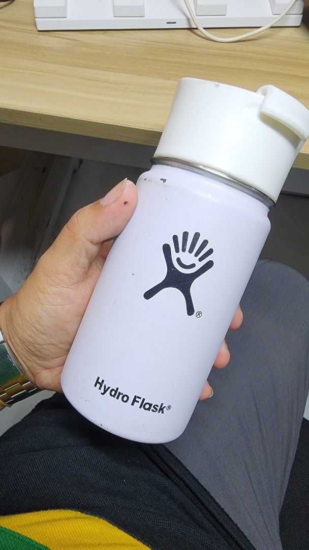 Hydro Flask White Water Bottle with Flip Lid (Category: Water Bottles & Tumblers) located in Manila. Submitted by karlmark132527 (Listing ID 1454652382, Image 1). Description: - White Hydro Flask water bottle - Features a convenient flip-top lid for easy drinking - Minor scuffs and marks on exterior from normal use - Excellent performance: keeps drinks cold or hot - Ideal for everyday hydration needs.