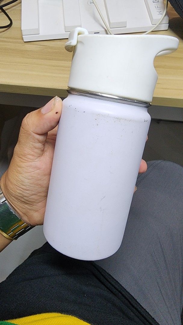 Hydro Flask White Water Bottle with Flip Lid (Category: Water Bottles & Tumblers) located in Manila. Submitted by karlmark132527 (Listing ID 1454652382, Image 3). Description: - White Hydro Flask water bottle - Features a convenient flip-top lid for easy drinking - Minor scuffs and marks on exterior from normal use - Excellent performance: keeps drinks cold or hot - Ideal for everyday hydration needs.