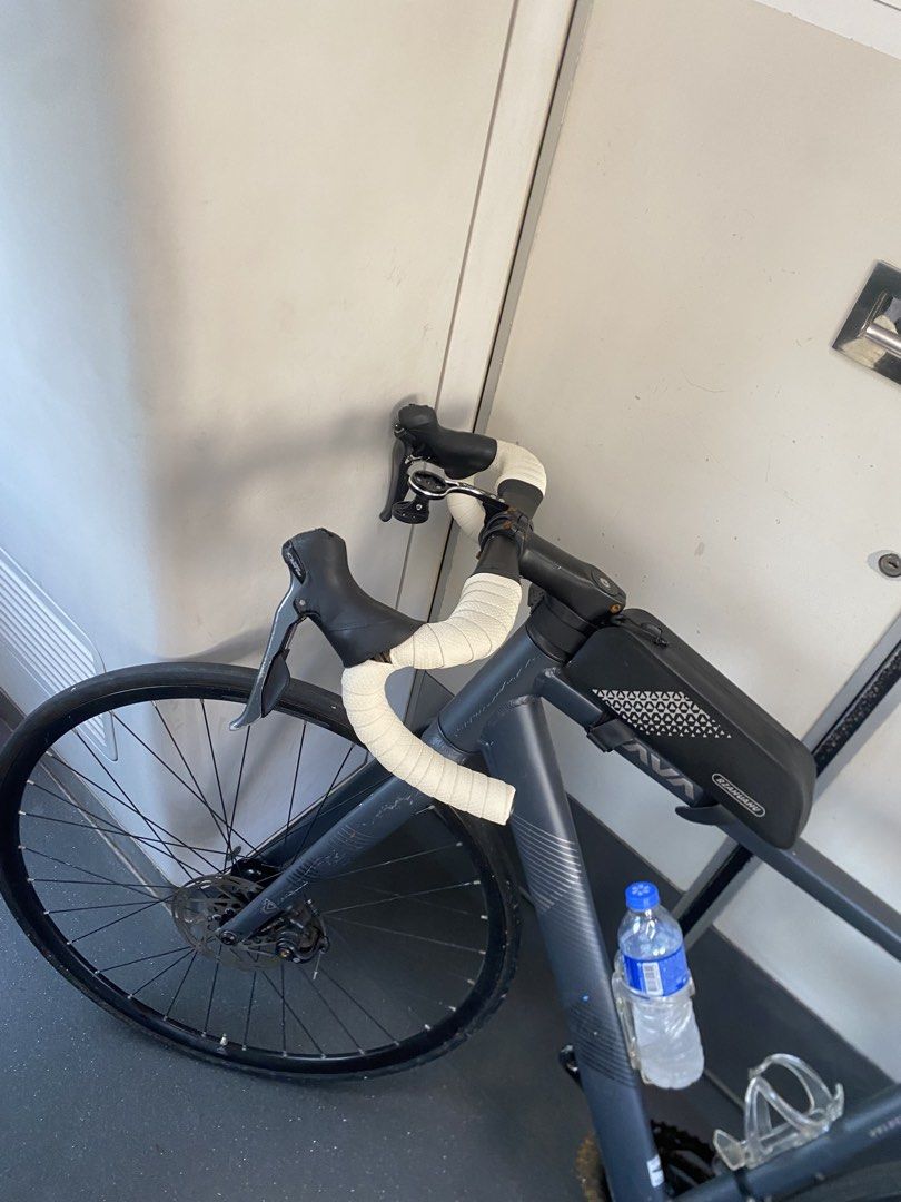 Java公路車 （分類：單車）位於 Hong Kong。 由 cleverflower_8cc961 提交（商品編號 1454649063，圖片 3）。簡介： Java公路車 右殺壞了，要自行更換 送（碼表架、水架x2、收納袋） 可以小義 可換 。