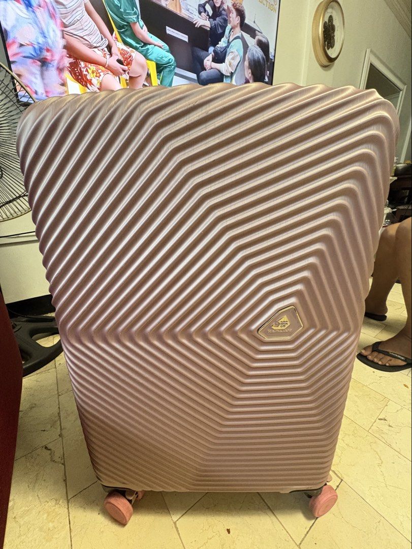 Kamiliant luggage medium (Category: Luggage) located in Makati City. Submitted by rasgam (Listing ID 1452944026, Image 1). Description: Used only once Color rose gold Medium size Tsa locked Expandable Light weight Issue: Tanggal rubber sa handle .