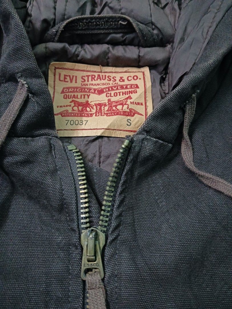 Levi's active jacket (Category: Coats, Jackets and Outerwear) located in Kajang. Submitted by hatta85dle (Listing ID 1454635758, Image 3). Description: Good 👍 condition Saiz S Pit 22 Length 25.5.