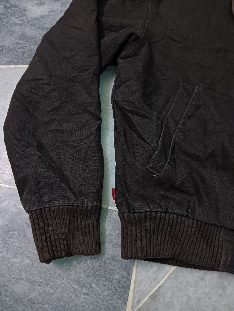 Levi's active jacket (Category: Coats, Jackets and Outerwear) located in Kajang. Submitted by hatta85dle (Listing ID 1454635758, Image 2). Description: Good 👍 condition Saiz S Pit 22 Length 25.5.