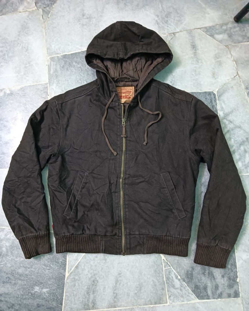 Levi's active jacket (Category: Coats, Jackets and Outerwear) located in Kajang. Submitted by hatta85dle (Listing ID 1454635758, Image 1). Description: Good 👍 condition Saiz S Pit 22 Length 25.5.