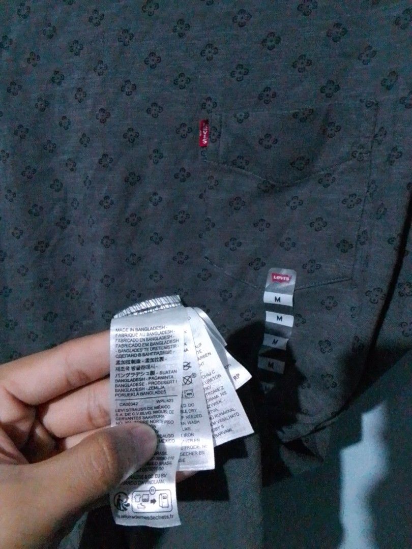 Levi's Pocket Tshirt with Allover Pattern (Category: Tshirts & Polo Shirts ) located in Navotas City. Submitted by _ryujin (Listing ID 1454664035, Image 3). Description: Dimensions Width: 21 Length: 28 No issue brand new padala galing us - Dark grey Levi's t-shirt - Subtle all-over pattern - Chest pocket with iconic red tab detail - Brand new with original tags attached - Versatile basic for everyday wear Dm if you're interested thank you!.