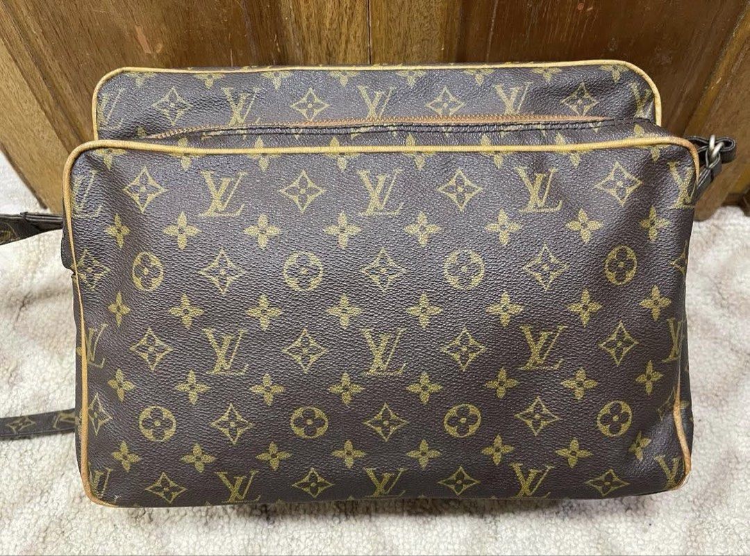 louis vuitton (Category: Looking For) located in Calamba. Submitted by thriftingoverload (Listing ID 1454572522, Image 3). Description: plus shipping fee may punet lang sa daan ng zipper may gasgas narin sa may corner.