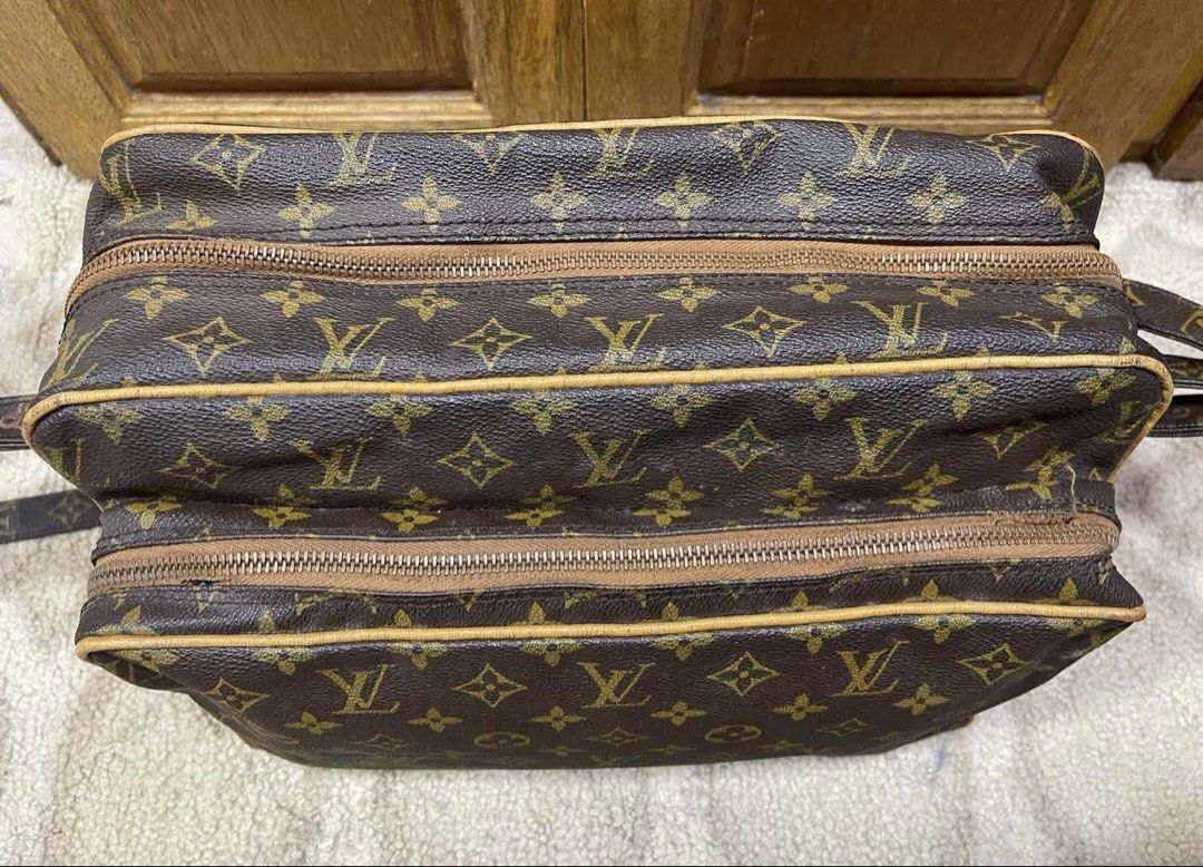 louis vuitton (Category: Looking For) located in Calamba. Submitted by thriftingoverload (Listing ID 1454572522, Image 2). Description: plus shipping fee may punet lang sa daan ng zipper may gasgas narin sa may corner.