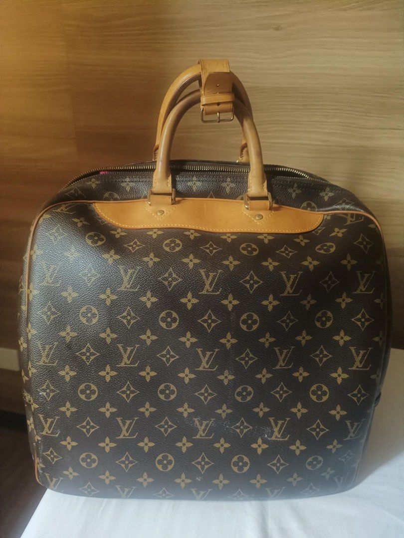 Louis Vuitton (Category: Luxury Bags & Wallets) located in Dumaguete. Submitted by noblebear-9c95 (Listing ID 1454640250, Image 2). Description: Travel in style with this classic Louis Vuitton Monogram Évasion Bag, a spacious and versatile travel bag featuring the iconic Monogram canvas and a separate zippered bottom compartment—perfect for storing or keeping clean and used items separate..