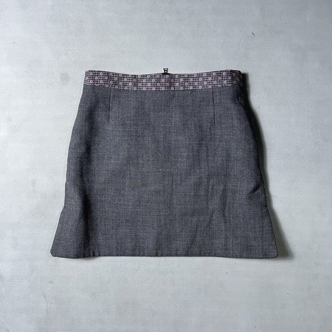 LOUIS VUITTON HOUNDSTOOTH SKIRT (Category: Luxury Apparel) located in Manila. Submitted by revise.ph_ (Listing ID 1454599572, Image 1). Description: LOUIS VUITTON HOUNDSTOOTH SKIRT Made in Tagged Size : Dimension Waist:29 Length:17 Inseam: Rise: Leg opening: Issue:Cut main tag Price:2,500 Free shipping via JNT.