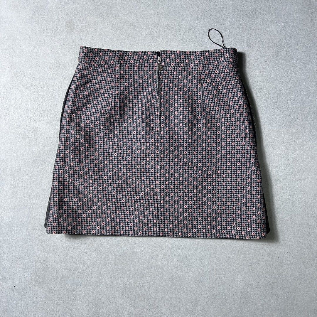 LOUIS VUITTON HOUNDSTOOTH SKIRT (Category: Luxury Apparel) located in Manila. Submitted by revise.ph_ (Listing ID 1454599572, Image 2). Description: LOUIS VUITTON HOUNDSTOOTH SKIRT Made in Tagged Size : Dimension Waist:29 Length:17 Inseam: Rise: Leg opening: Issue:Cut main tag Price:2,500 Free shipping via JNT.