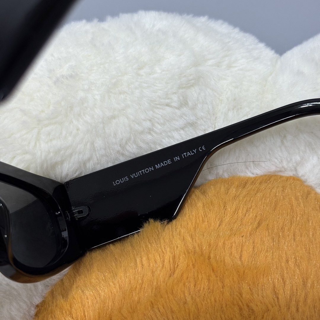 Lv shades (Category: Luxury Accessories) located in Tarlac. Submitted by theluxegrmnts (Listing ID 1454642536, Image 3). Description: No issue Like new Coded Japan box.