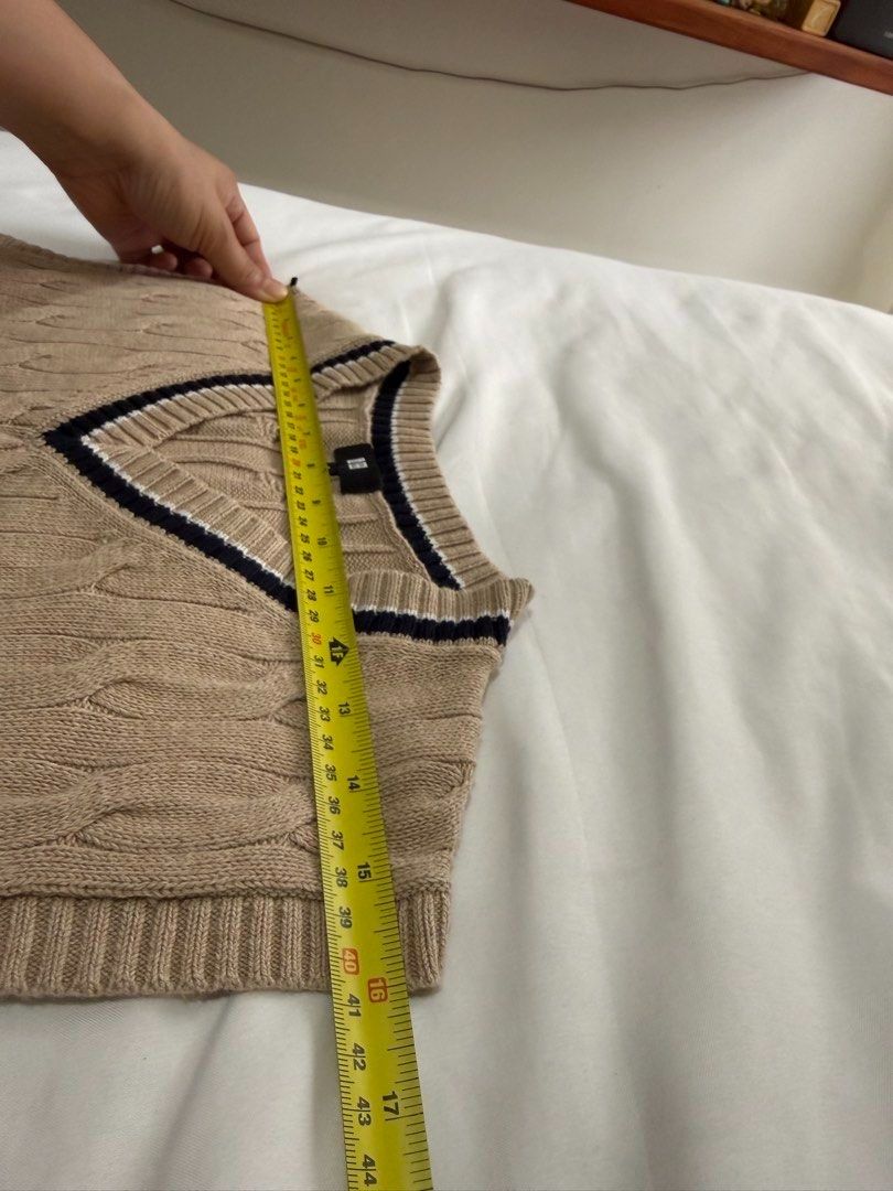 M Uniqlo cable vneck knitted vest for men 01883 (Category: Tshirts & Polo Shirts ) located in Paranaque City. Submitted by kkattspreloved (Listing ID 1454710607, Image 3). Description: Small on tag Sign of usage (see photos) ❗️Items are already washed and ready to wear ❗️Mixed of personal preloved items and personal handpicked ❗️Limit your Expectations based on the price of the items that you are buying ❗️Reservation for paid items only ❗️Payment