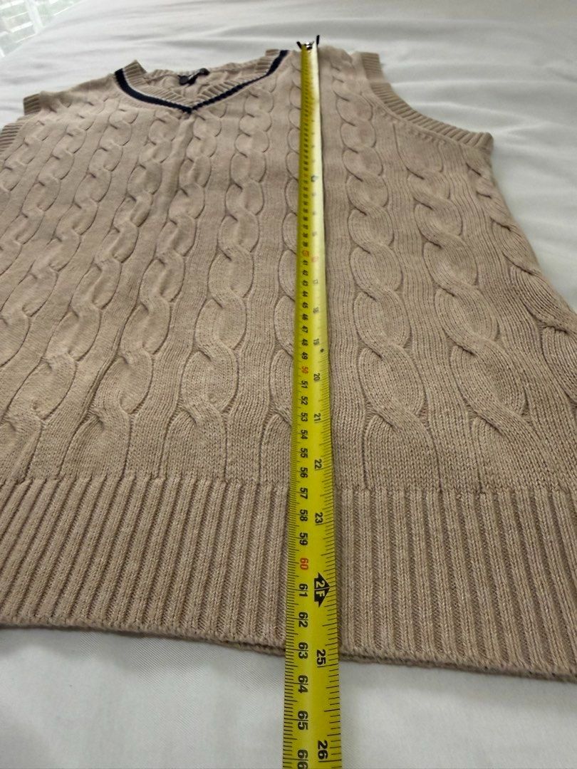 M Uniqlo cable vneck knitted vest for men 01883 (Category: Tshirts & Polo Shirts ) located in Paranaque City. Submitted by kkattspreloved (Listing ID 1454710607, Image 2). Description: Small on tag Sign of usage (see photos) ❗️Items are already washed and ready to wear ❗️Mixed of personal preloved items and personal handpicked ❗️Limit your Expectations based on the price of the items that you are buying ❗️Reservation for paid items only ❗️Payment
