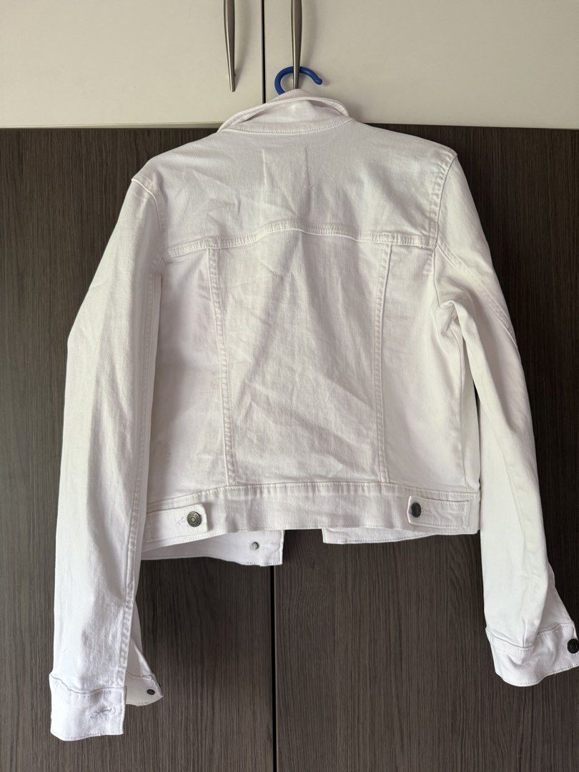 Mango white denim jacket (Category: Coats, Jackets and Outerwear) located in Antipolo. Submitted by kathscloset_ (Listing ID 1454677836, Image 3). Description: .