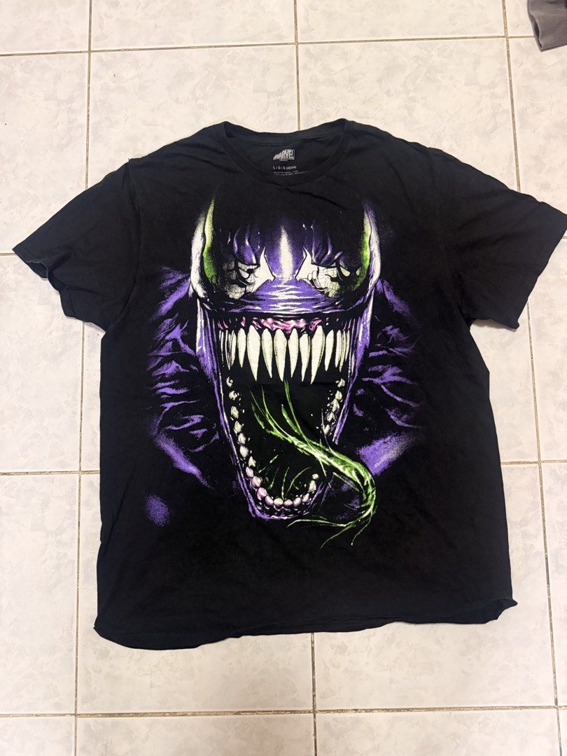 Marvel Venom T-Shirt Size L (Category: Tshirts & Polo Shirts ) located in Manila. Submitted by lostnfound_ph (Listing ID 1454570043, Image 1). Description: - Black t-shirt - Large Venom graphic print on front - Marvel logo on collar - Size: Large (L) - Ideal for Marvel fans.