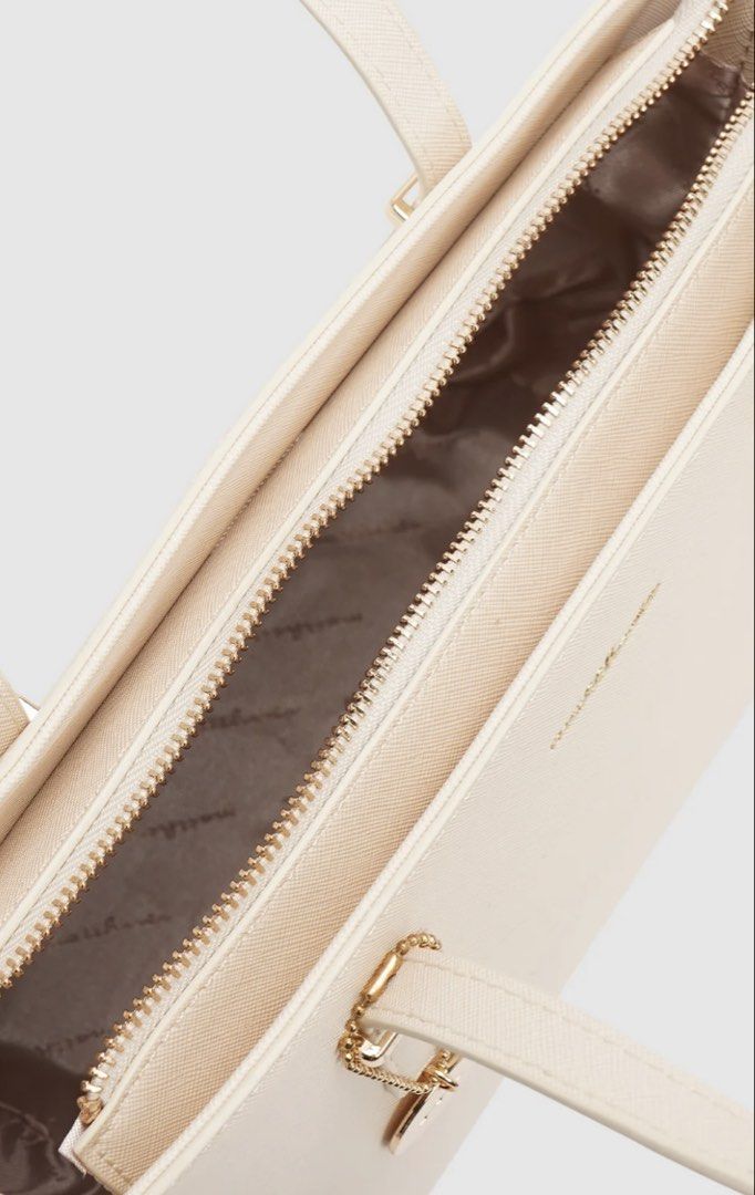 Matthew’s Ivan Shoulder/Tote Bag (Category: Shoulder Bags) located in Marikina City. Submitted by sc00007 (Listing ID 1454694079, Image 3). Description: Color: Cream Can fit ipad. .