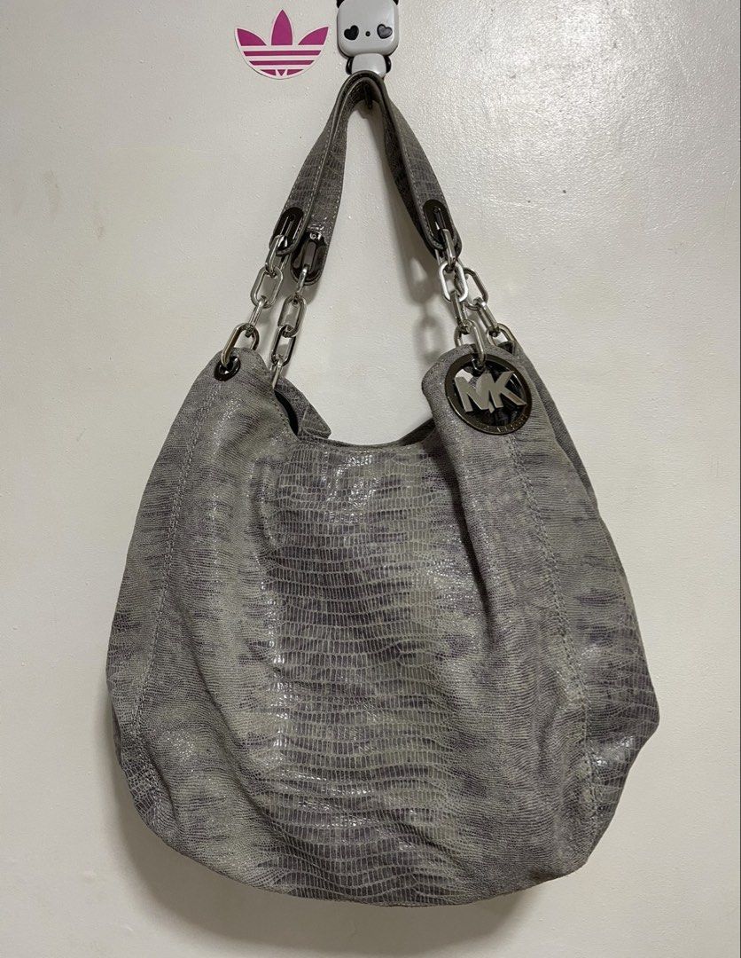 michael kors (Category: Shoulder Bags) located in Calamba. Submitted by thriftingoverload (Listing ID 1454586894, Image 3). Description: plus shipping fee.